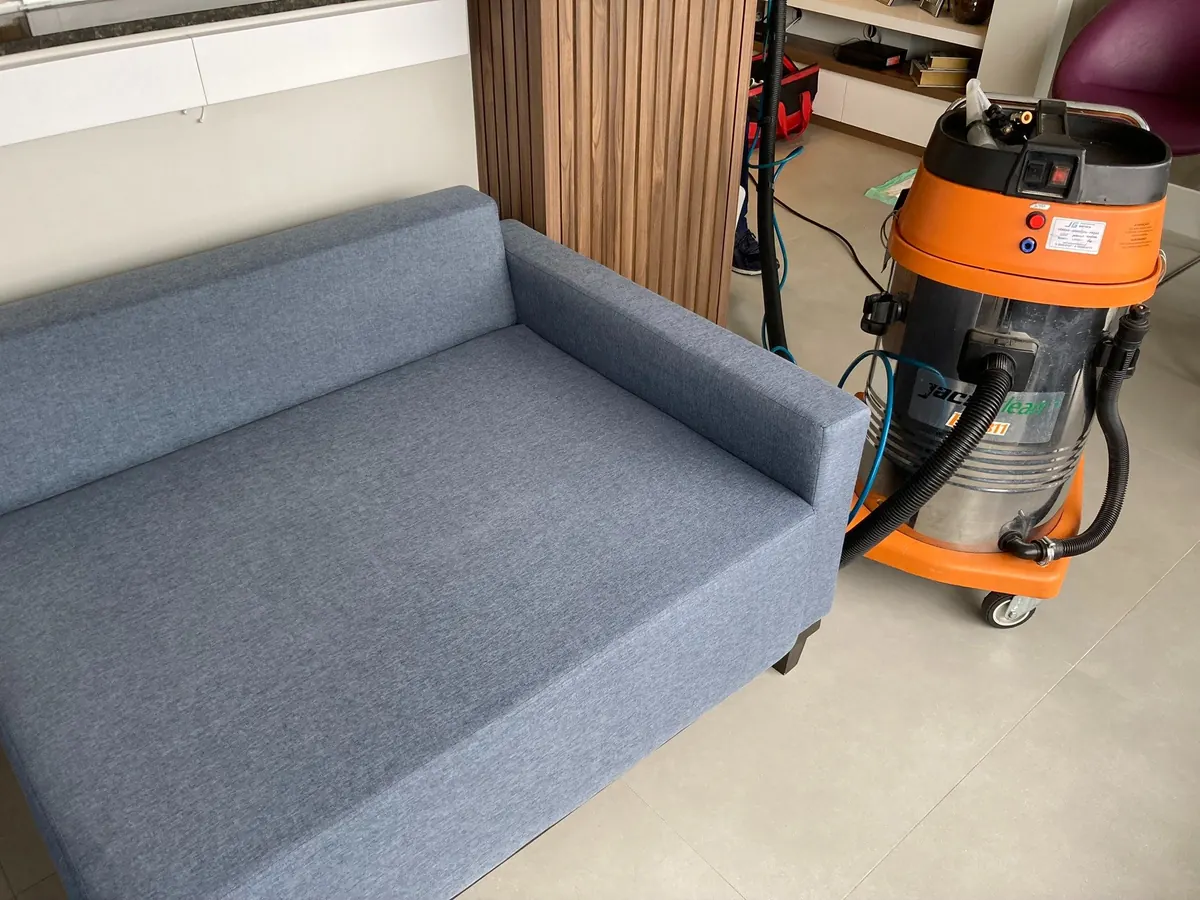 Técnico da LimpoSim realizando higienização profissional de estofado na Mooca